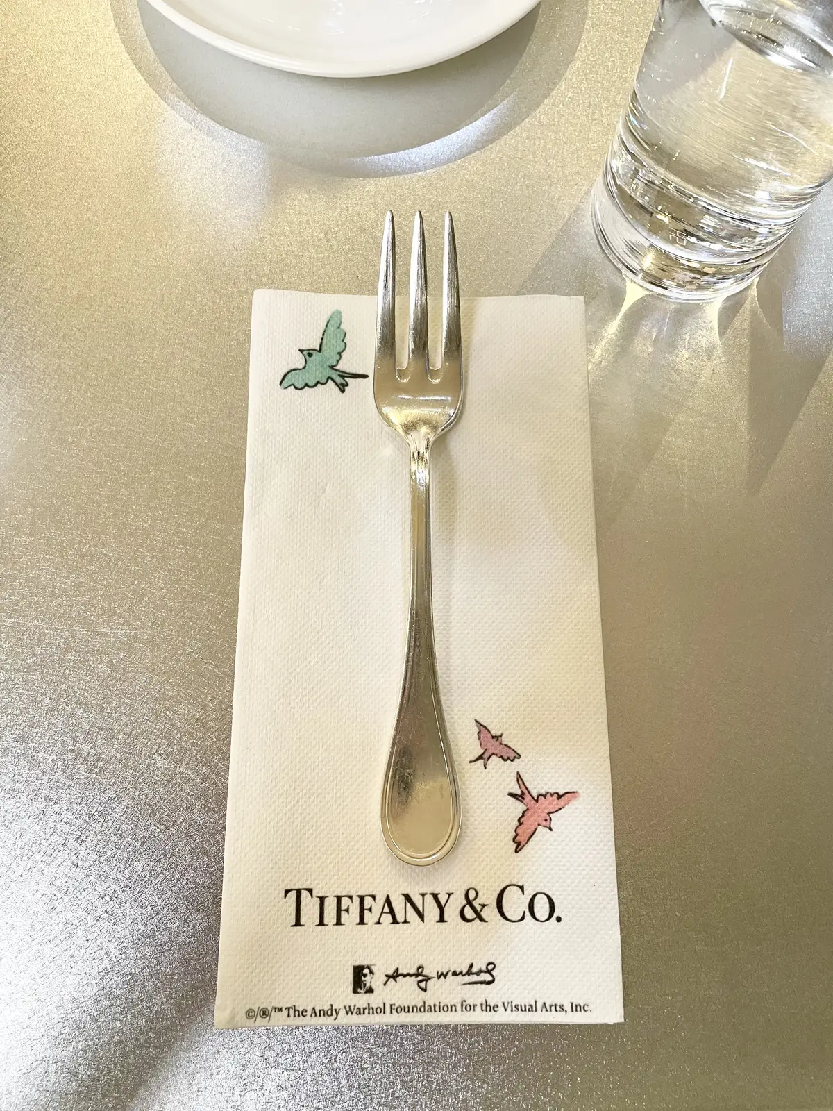 Tiffany Café & Pop-up Store @ ANNIVERSAIRE 表参道。ティファニーカフェ。アニヴェルセルカフェ 表参道。表参道。ティファニーブルー。シルバーテーブル。フォーク。銀のフォーク。アンディ・ウォーホル。イラスト。