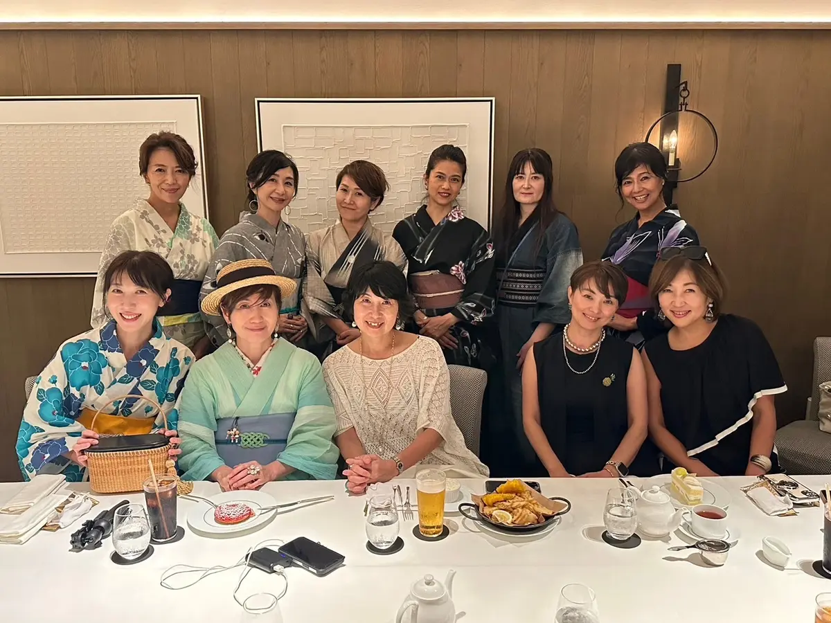 集合写真、記念写真、インターコンチネンタル東京ベイ、ハドソンラウンジ、店内、個室、豪華、高級、高級ホテル、ケーキ、テーブル、スイーツ、ティータイム、おやつ、カフェタイム、お誕生日、お誕生日会、バースデー、バースデーケーキ、サプライズ、着物、浴衣、ワンピース、レース、