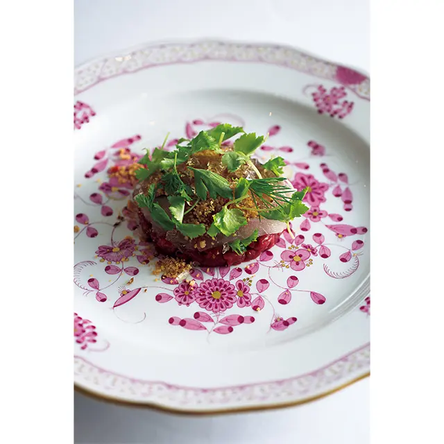 レストラン「オガサワラ」の力強い料理を受け止めるマイセンの器