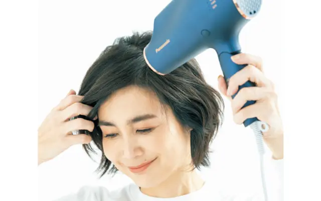 根元からぬらした前髪を、分け目とは逆方向に根元を立ち上げブロー