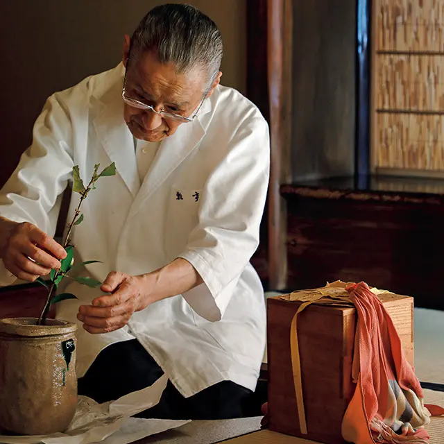床の間の花は14代目の英一さんが丹精こめて育 てたもの。