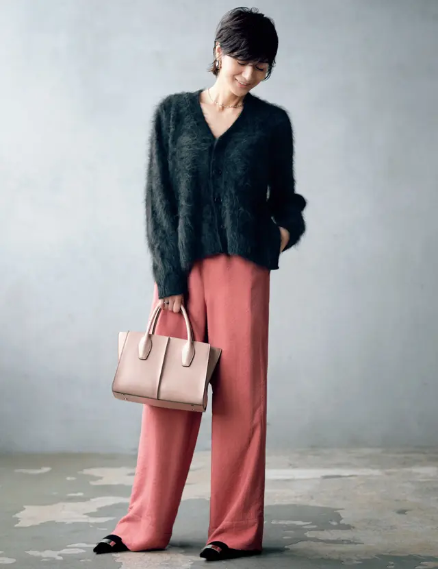 富岡佳子富岡さんが着るシャギー・ブラックコーデ