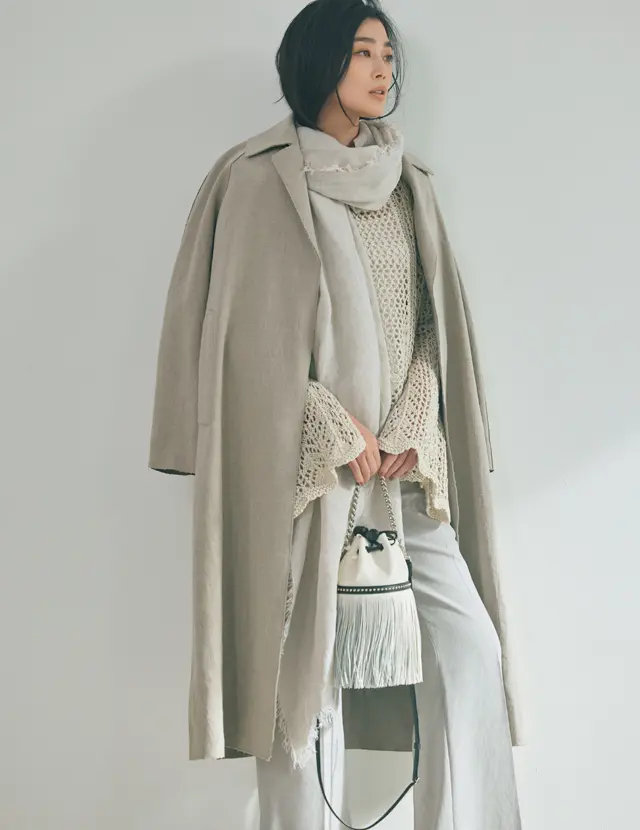 リネンの風合いを生かしたサンドベージュのコーデのゆうき