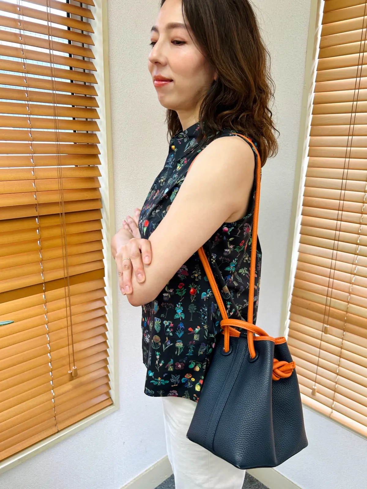 フリーランスPRコンサルタントの池田志乃さん愛用バッグは「VASIC」のミニショルダー