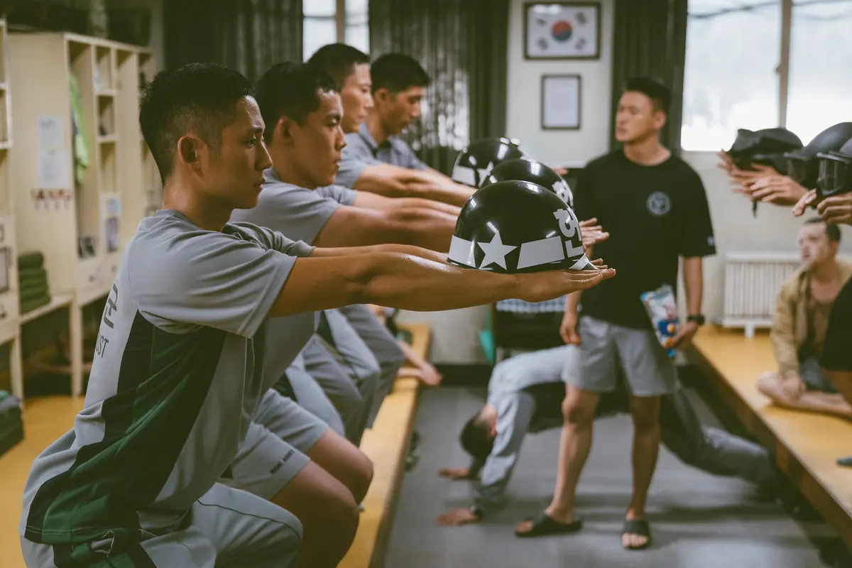 入隊したばかりのジュンホ役、D.P.主演のチョン・ヘイン