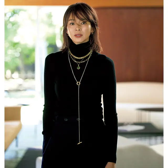 黒タートルをキャンバスに描く“計算された無秩序”。大人だけに許された楽しみ