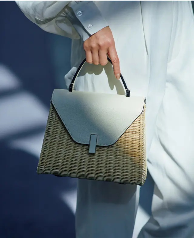 季節を先取るミニバッグで贅沢な遊び心をトッピング