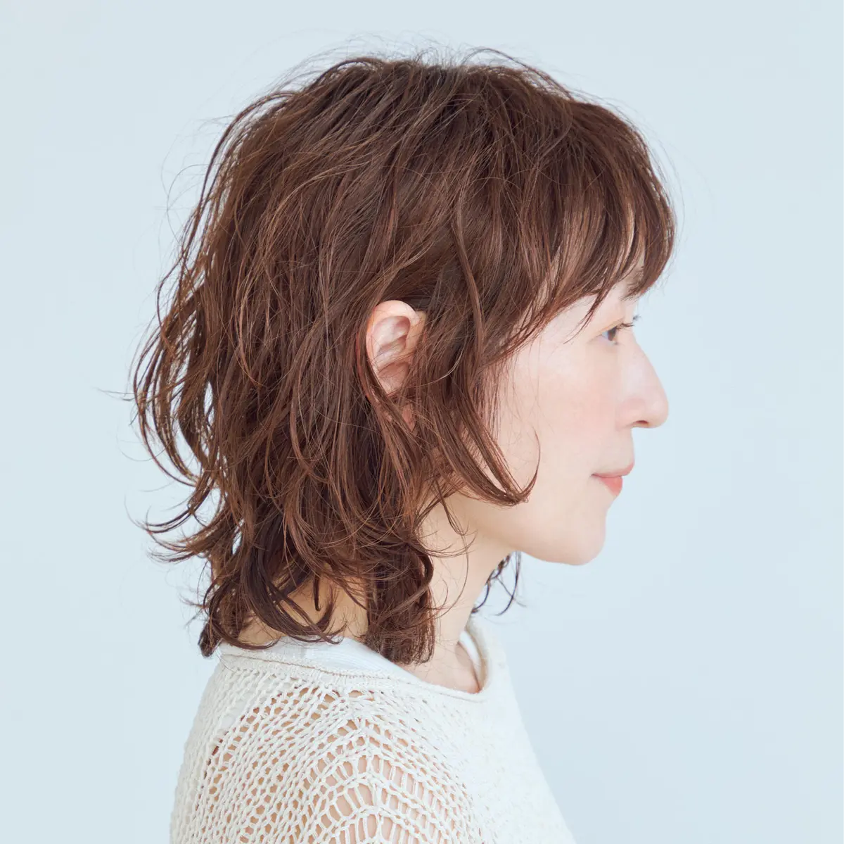横から見たミディアムヘアスタイル