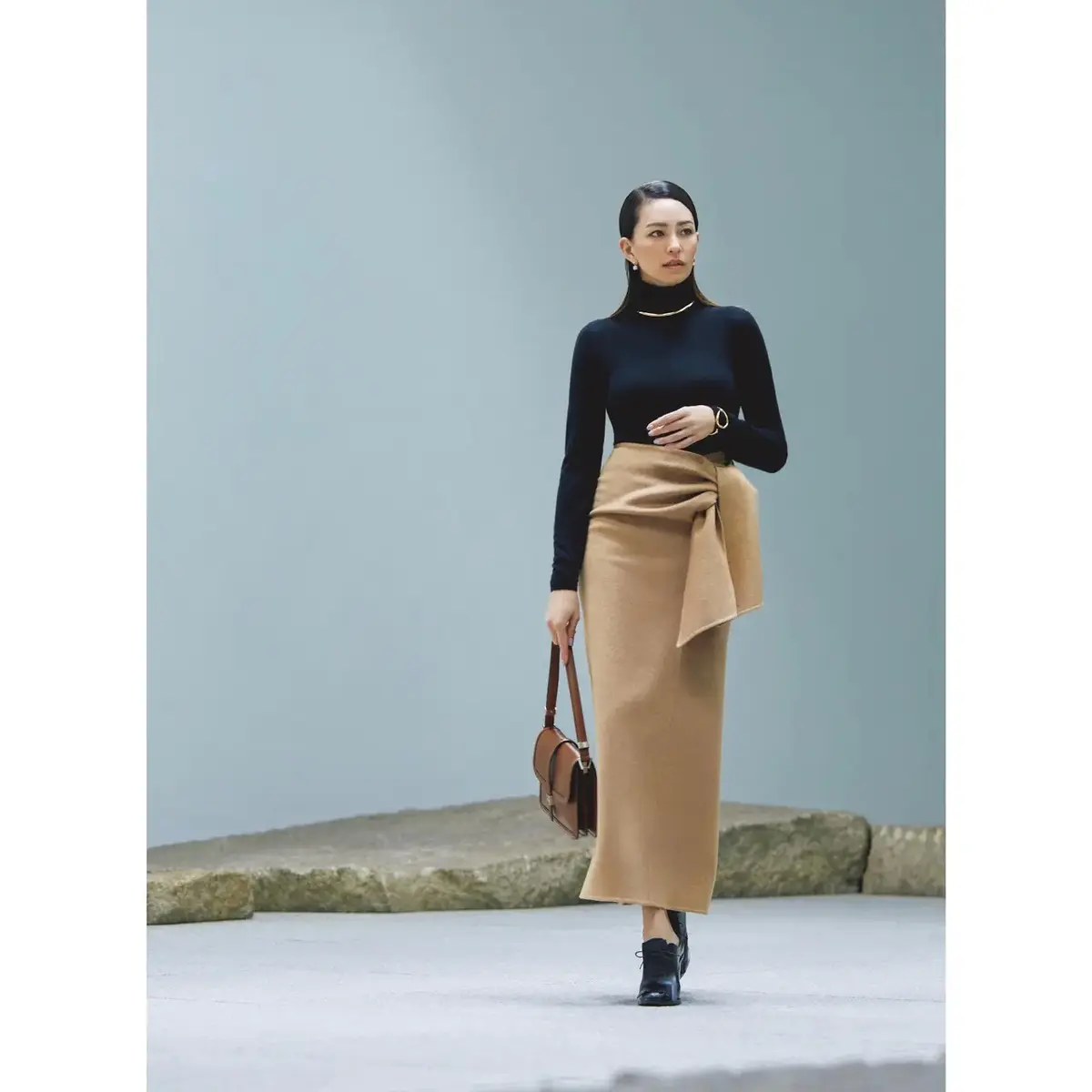 キャメル×ブラックの気品溢れる配色で冬のワンツーコーデをリュクスに更新！気温14℃