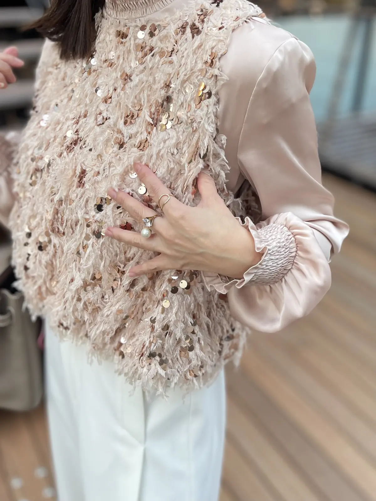 大人ピンクのキラキラジレとホワイトパンツの画像_2