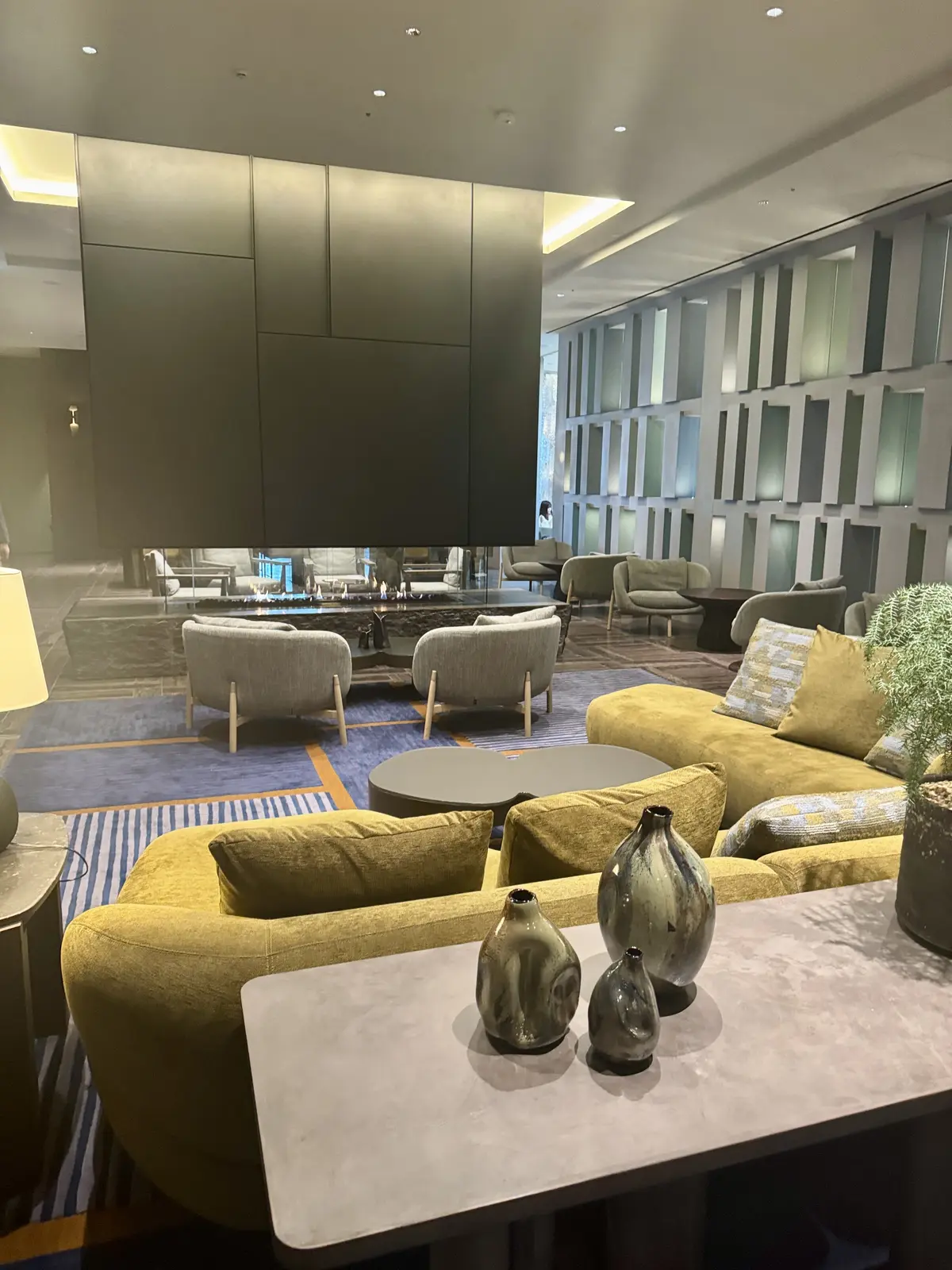 一枚で”華リュクス”なブラウスでホテルスの画像_4