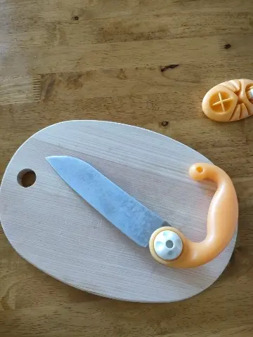 持ち手の角度を替えられる自助包丁。