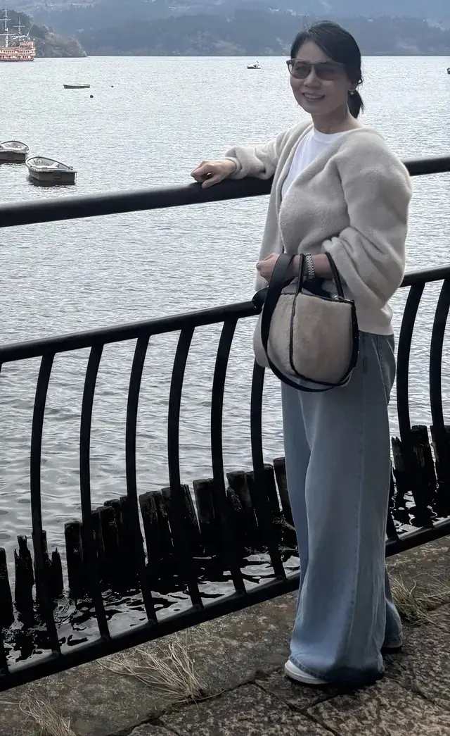 ユニクロ ドレープワイドフレアジーンズ２