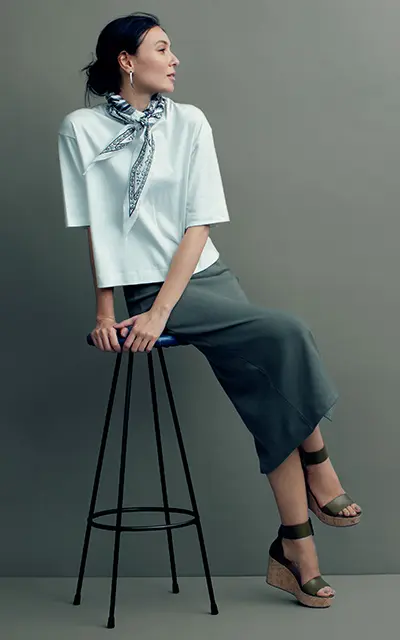 色数の少ないスカーフを巻いてシックになじの画像_1