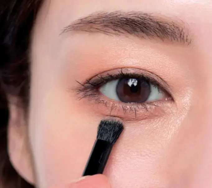 1.涙袋には下から上へアイシャドウをのせる