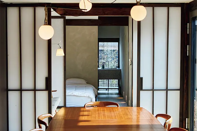 建物の中心にダイニングルームが。寝室 は2部屋