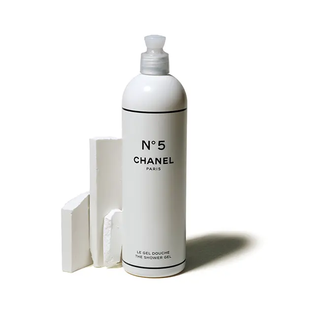 洗剤の容器のような パッケージには、N°5 オードゥ パルファムの柔らかな 香りだちが楽しめるシャワージェル。