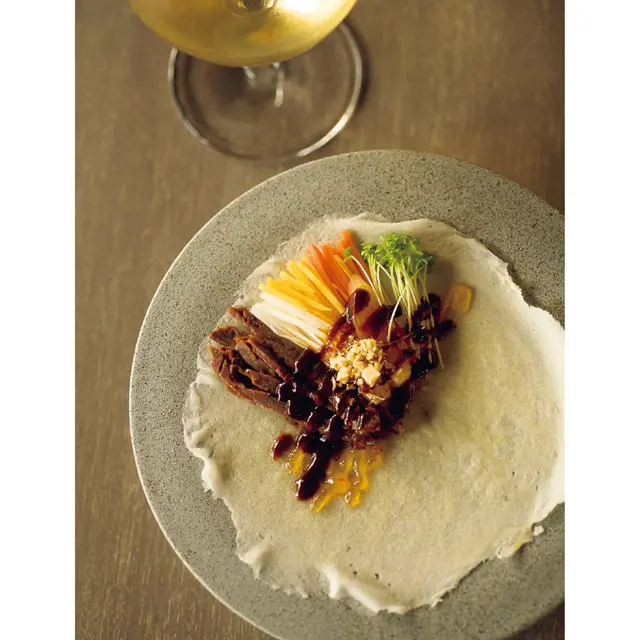 手焼きの皮で包む四川式牛肉と野菜の生春巻き1本￥550