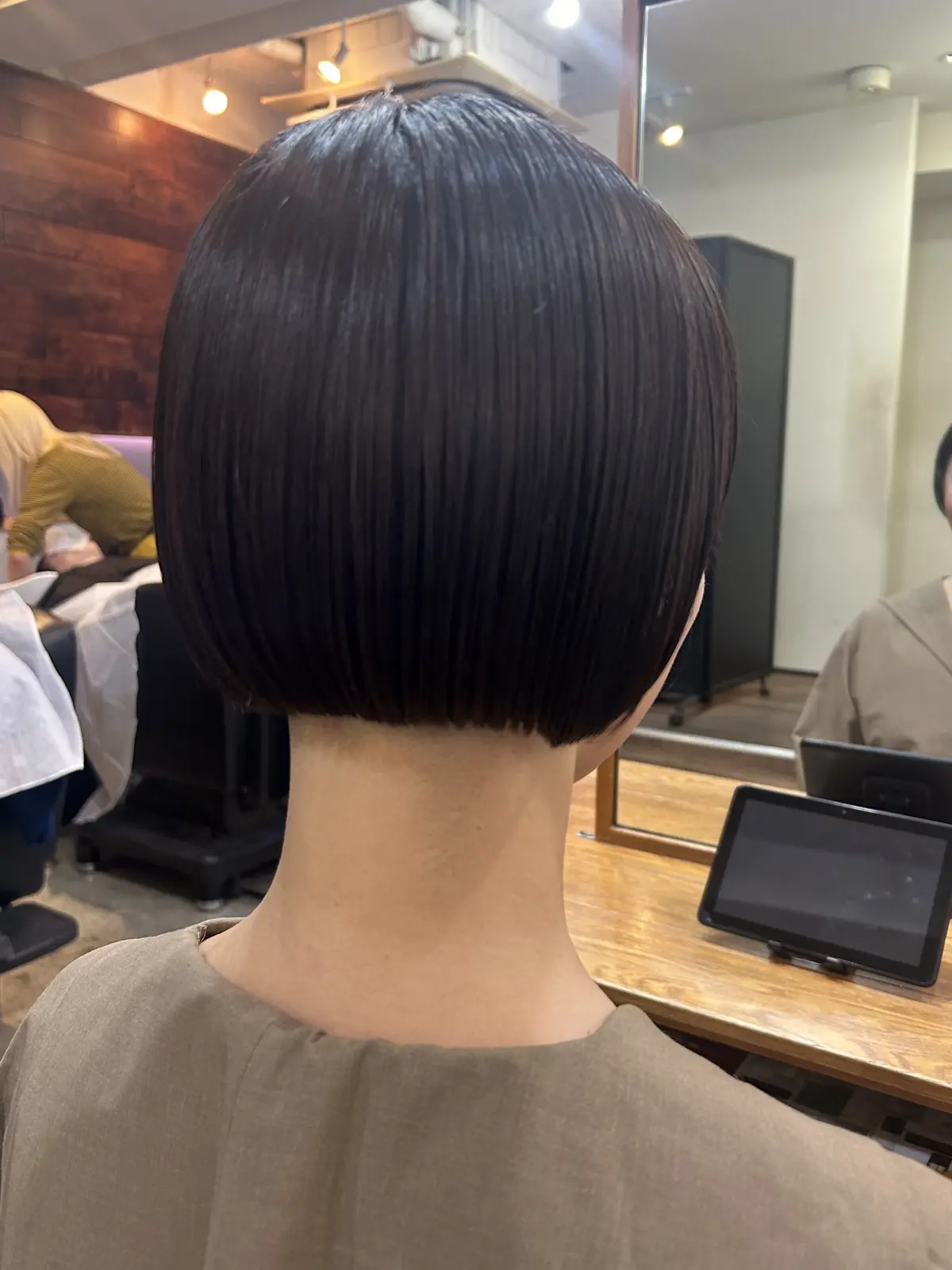 思い切って髪色をトーンダウンしたら黒い服の画像_1