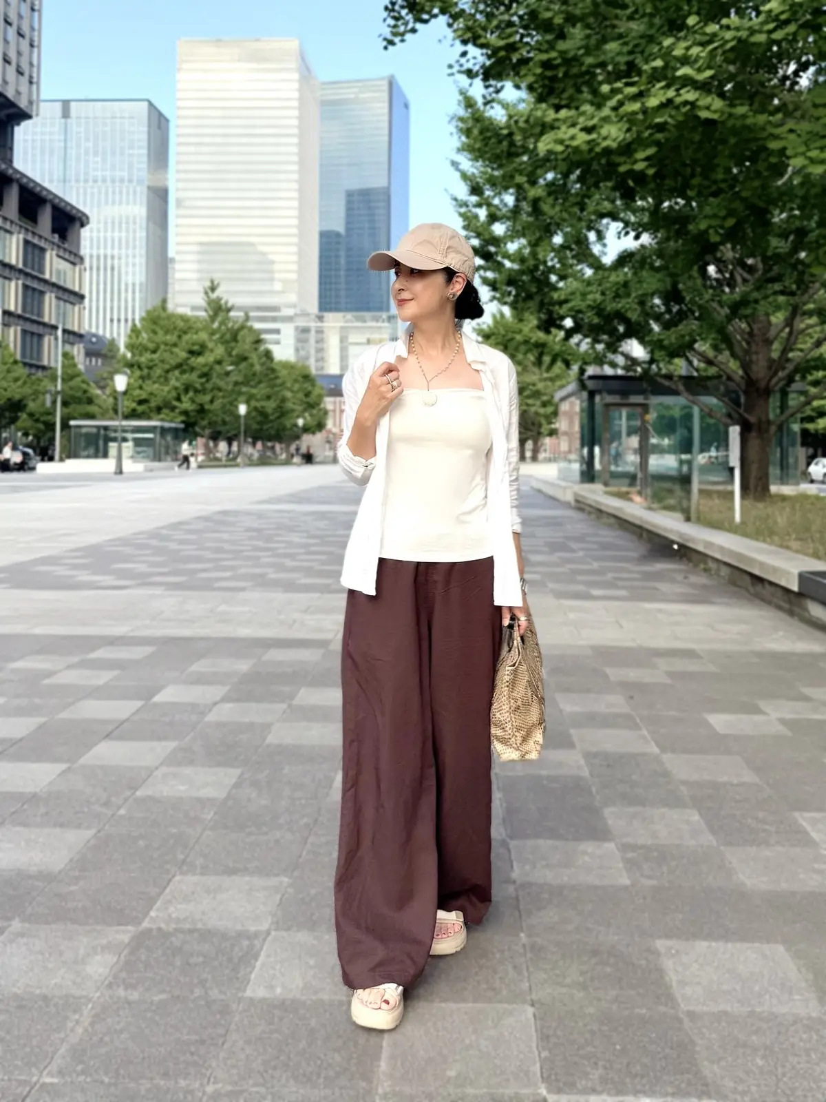 ユニクロ　アラフィフコーデ　50代　茶のリネンブレンドイージパンツ　白のリネンシャツ　白のブラトップキャミソール　GUサンダル　パイソン柄バッグ