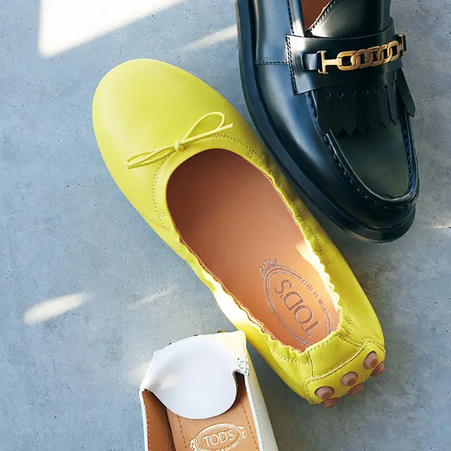 マキシサイズのラバーぺブルが個性的な柔らかバレリーナ。鮮やかなイエローのラムスキン。靴（0）￥86,900