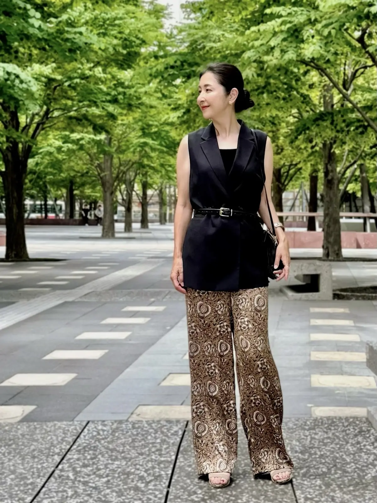 GU 黒ジレ　ベルト　　ブラウン　柄パンツ　アラフィフ　50代　ジレコーデ