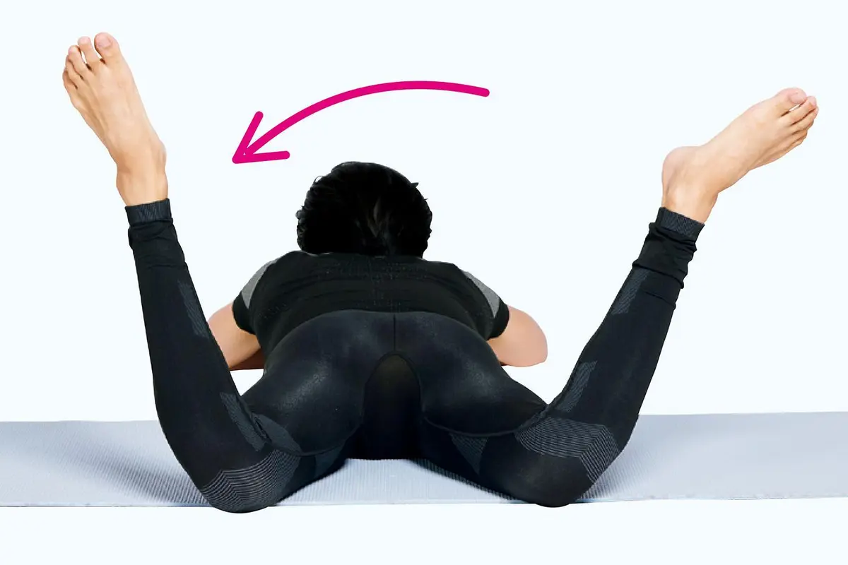 OurAge×Webエクラ　うつ伏せで脚を腰幅に開き両膝を曲げる