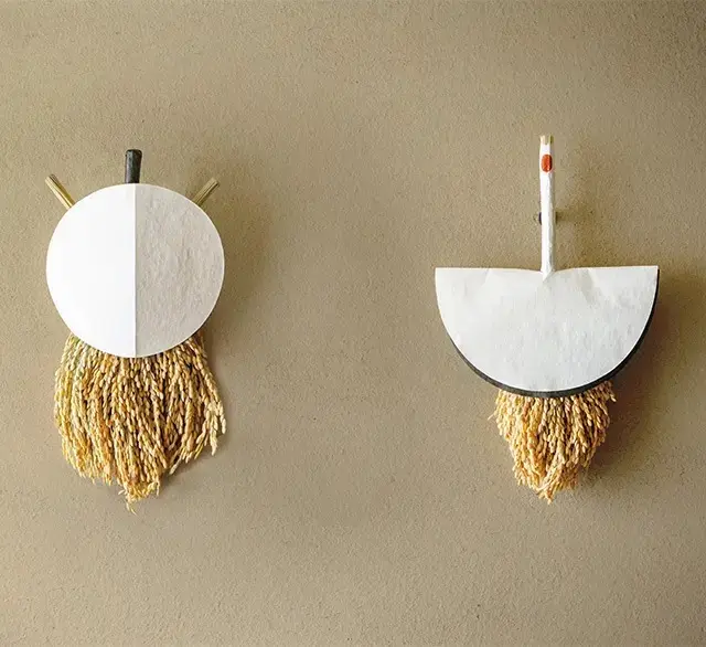 鶴と亀をモチーフに、たわわに実った稲穂を使った壁飾り。