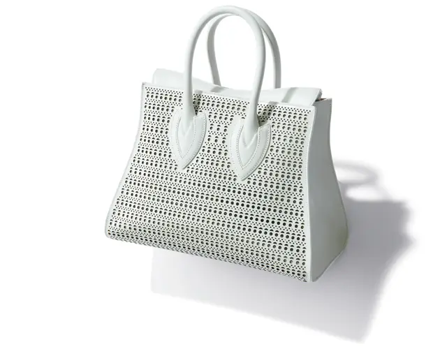 《真っ白なカットワークレザーバッグ》