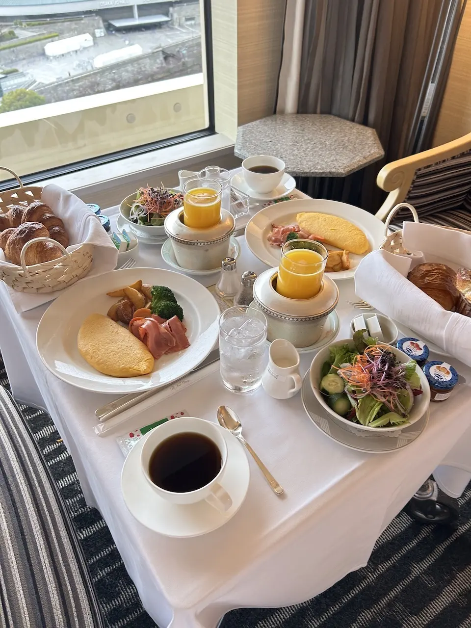 ルームサービスの朝食　ホテルオークラ