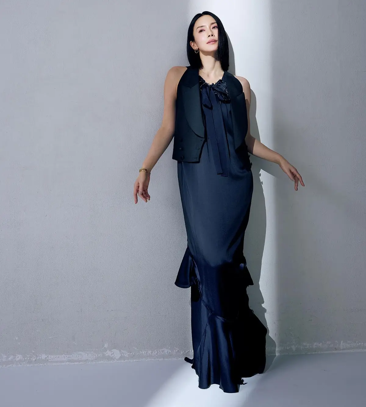 メゾン マルジェラのブラックコーデの中谷美紀さん