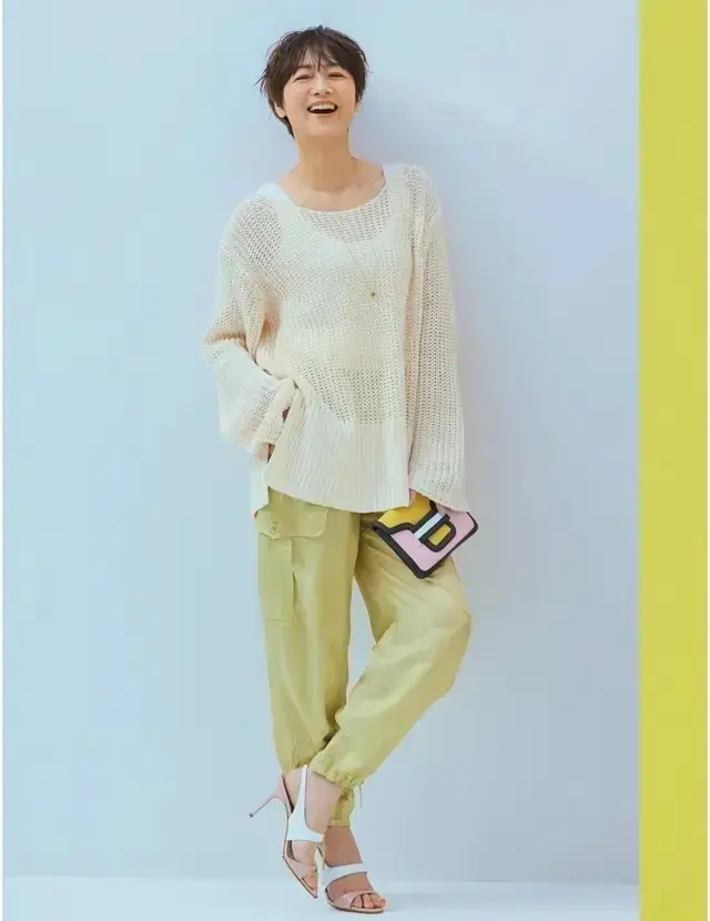 大人の抜け感カジュアルを上品に格上げする、ほのかなつやめきイエロー