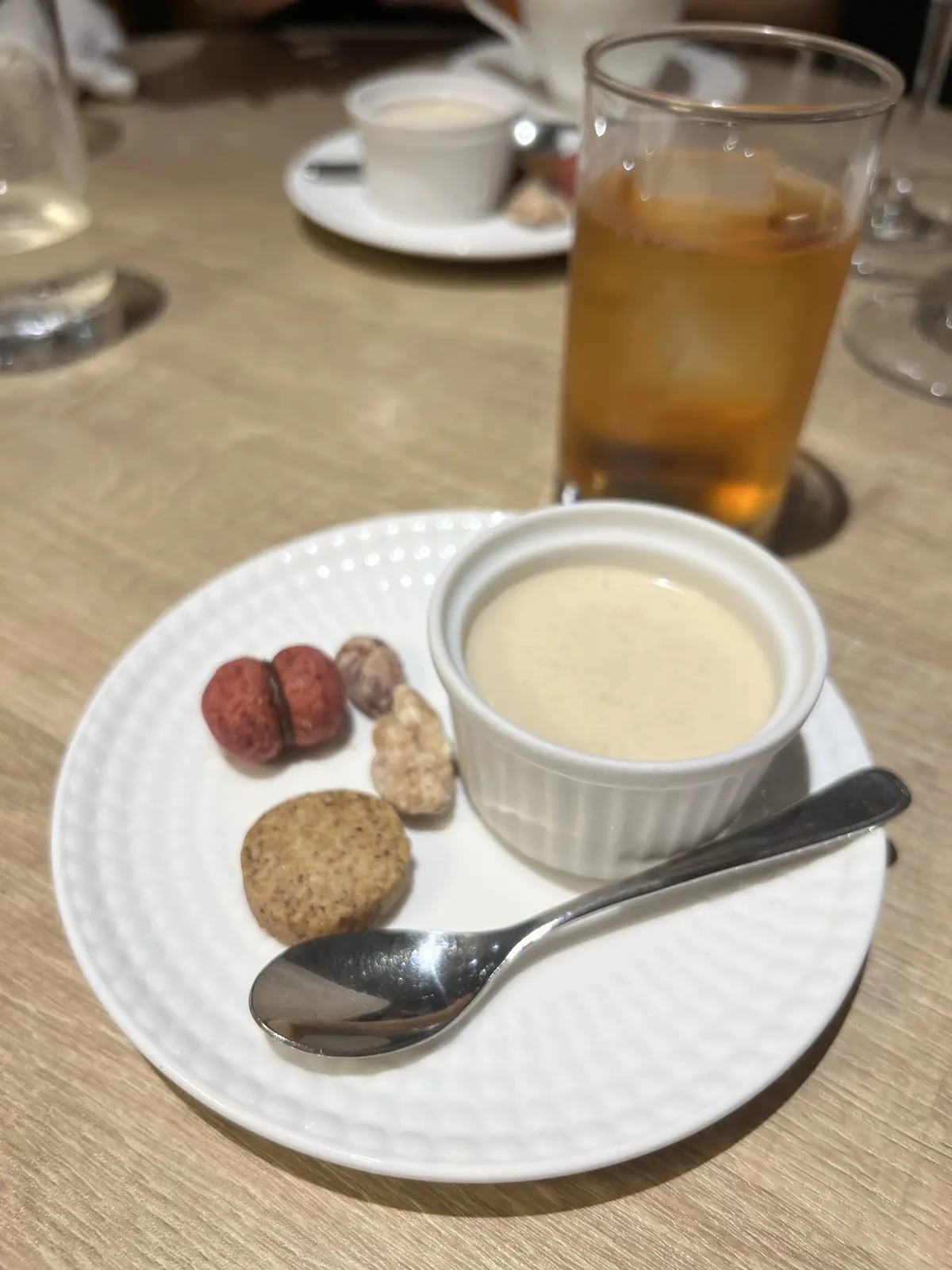 マンゴーカラーのワンピースを着てフルーツの画像_8