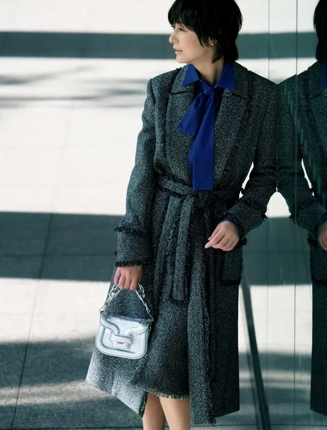 富岡佳子さんが着る端正なツイードコート