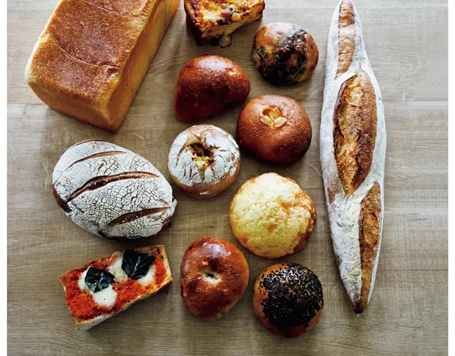 「定番の味を上質な味に」がコンセプト。食パン（1本2斤分）￥660、ほうじ茶香るあんパン、メロンパン 各￥230など　