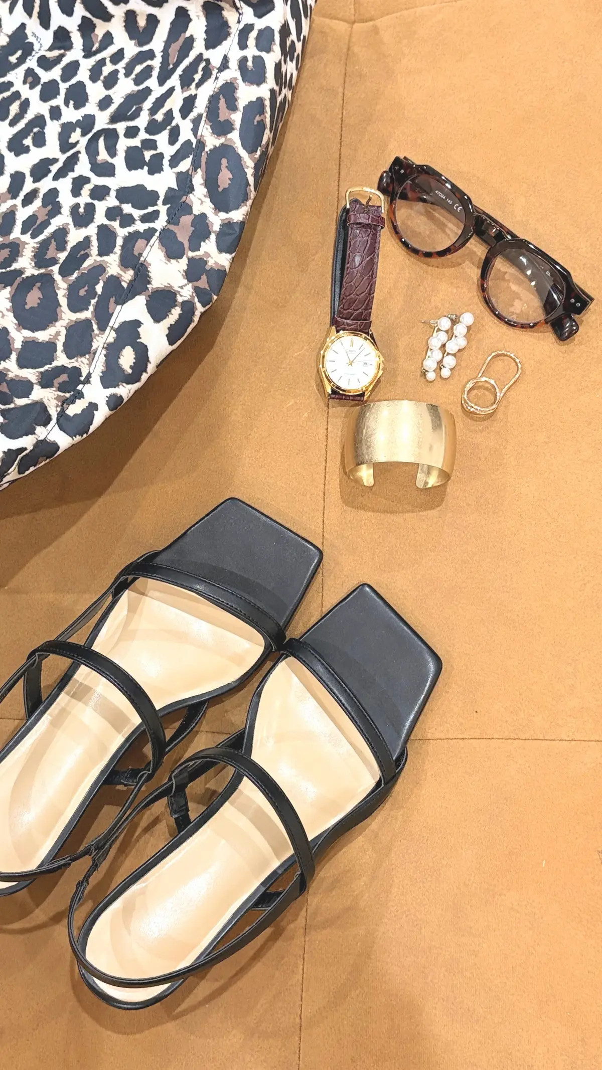 サンダル　バングル　トートバック　ゴールドアクセサリー　リング　ピアス　パール　スリコ　ジーユー購入品