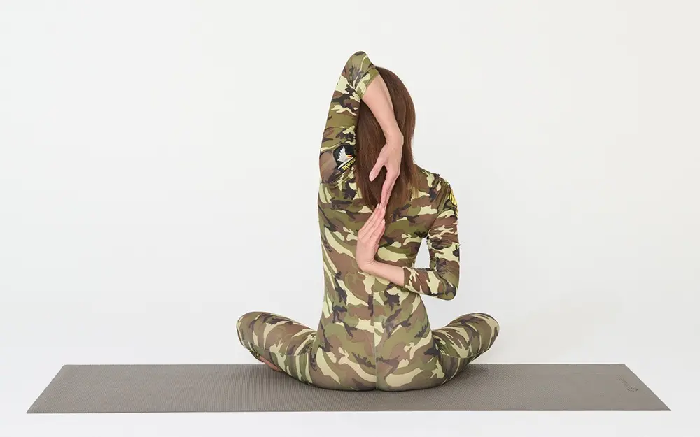 OurAge×Webエクラ　③内旋させたまま右腕を背中に回すと、左手の指先に触れられるようになるはず。できない場合も、これをこまめに続けるとできるようになっていきます。反対側も同様に行いましょう。