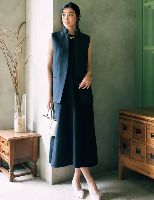 端正な黒ワンピースでシックなコーデ