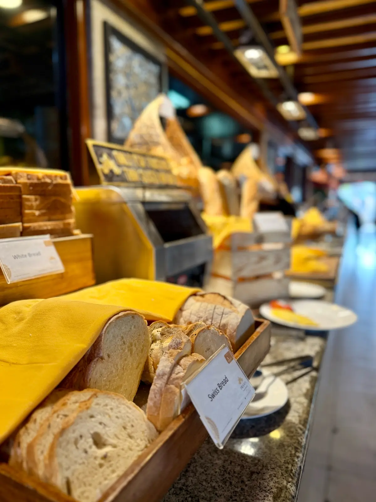 バリ島　サヌール　50代夫婦旅行　BALI 　プラマサヌールビーチホテル　PRAMA SANUR BEACH BALI　朝食レストラン　パン