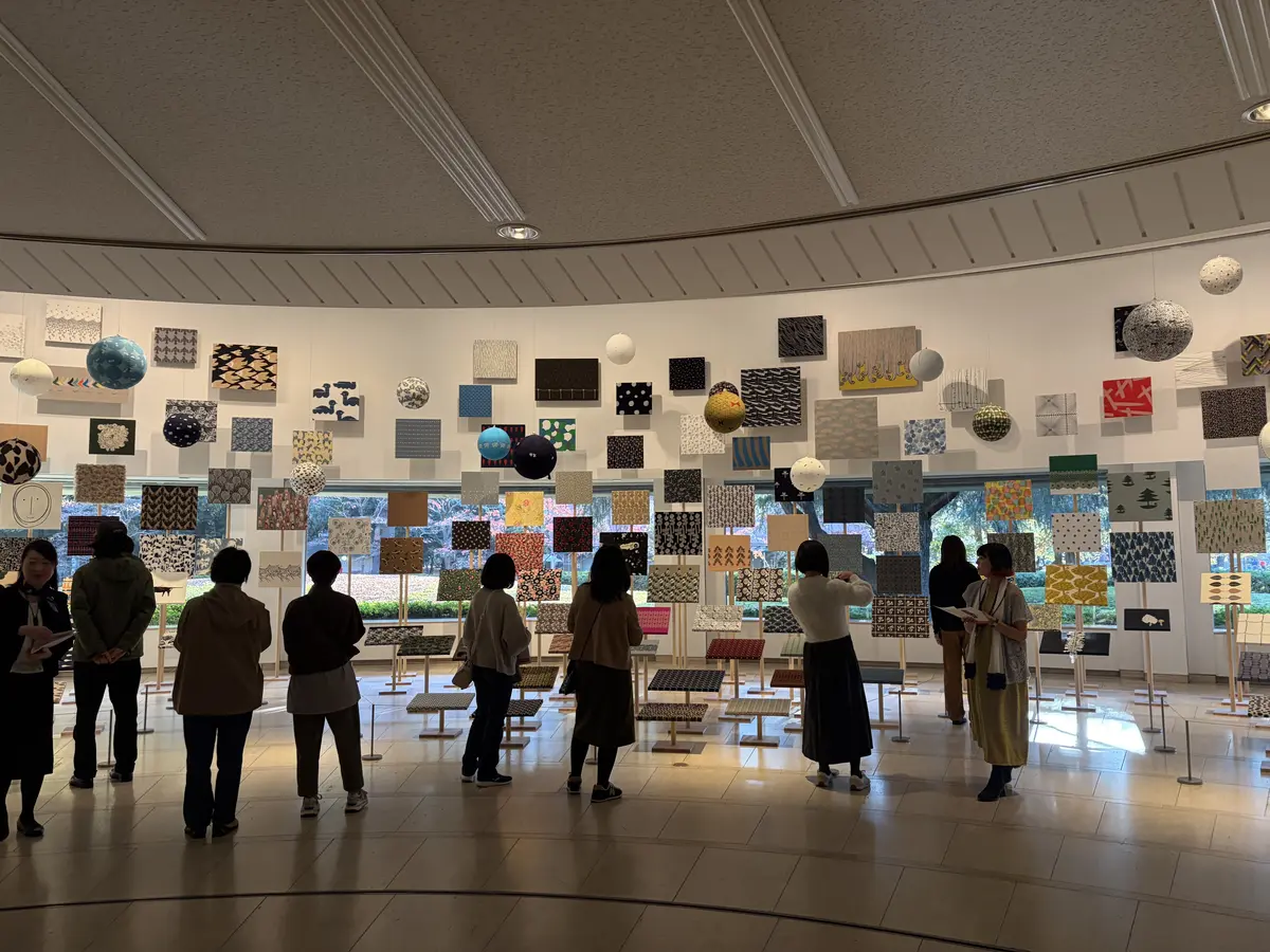 テキスタイルが並ぶ全体写真