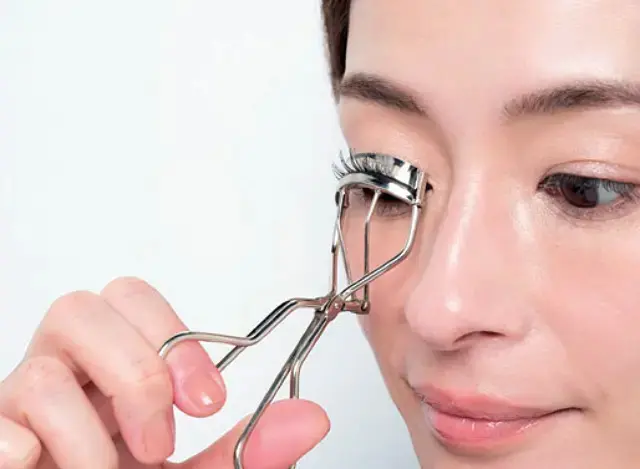 1.根元から直角に立ち上がるようなまつ毛に