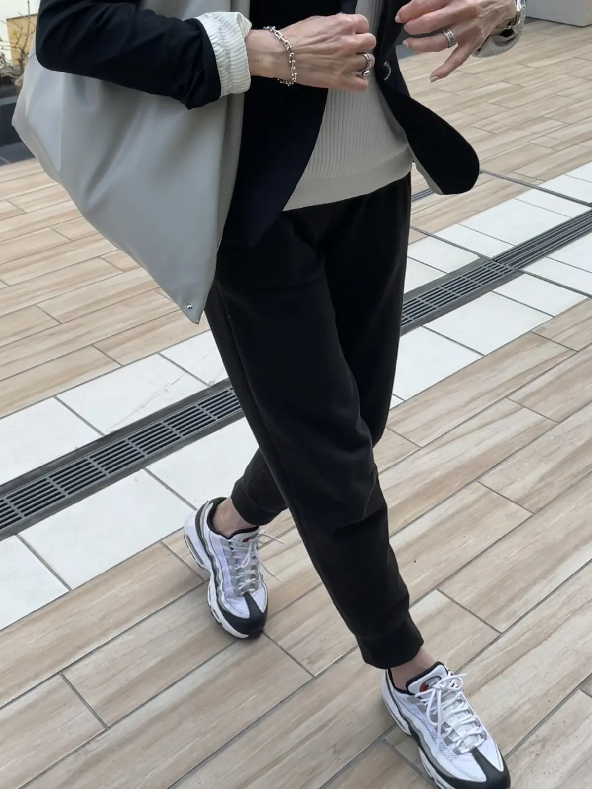 スウェットで春のカジュアルコーデの画像_1