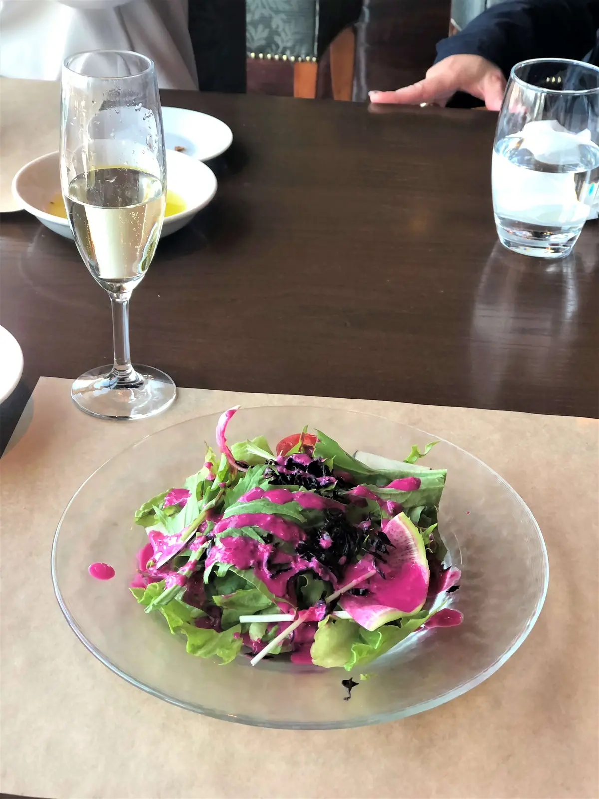 ビーツとヨーグルトの色鮮やかなドレッシングのミックスグリーンサラダ