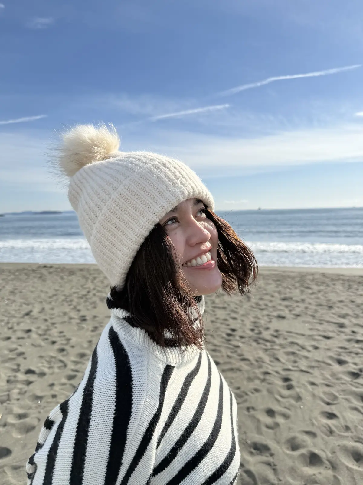 ポンポン付きニット帽と古いアルバム。の画像_9