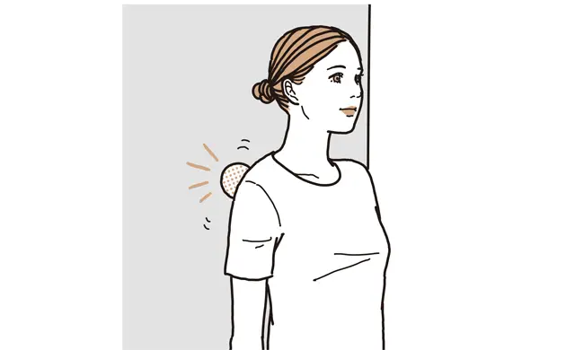 テニスボールを 背中と壁の間で転がす