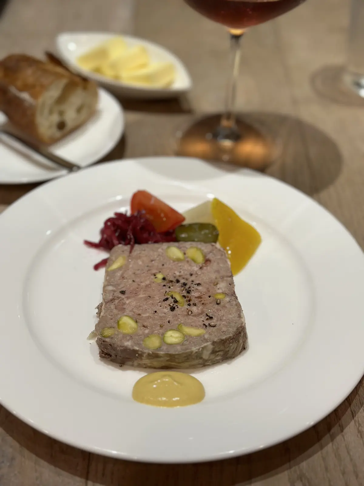 グラスたっぷりなシャンパンと陽気なオーナの画像_3