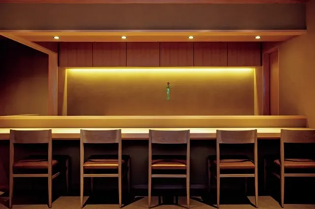 カウンタ―は吉野檜の一枚板。個室とテーブル席あり