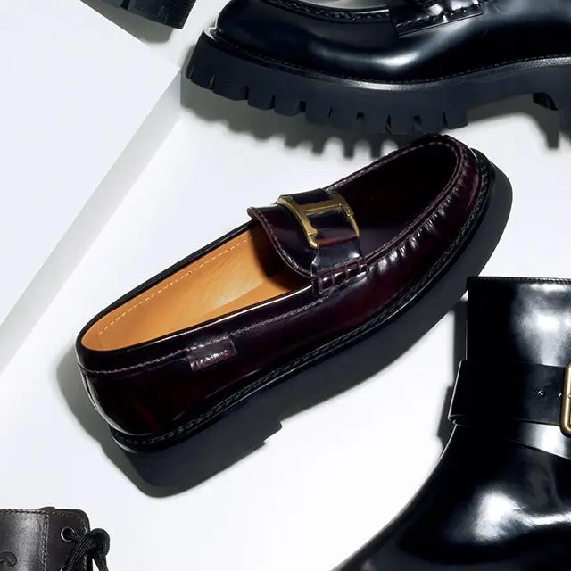 靴「T タイムレス ローファー」（3.5）￥116,600／トッズ・ジャパン（トッズ）　