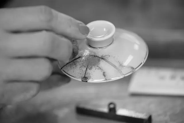 弁柄漆と生漆でなぞった部分に金粉をふり、綿で軽くふき取る。