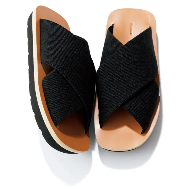 靴（H3cm）￥61,600／ゲストリスト（プロエンザ スクーラー／ハウント代官山）